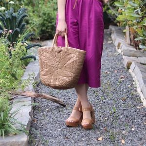 Straw purse with crochet exterior